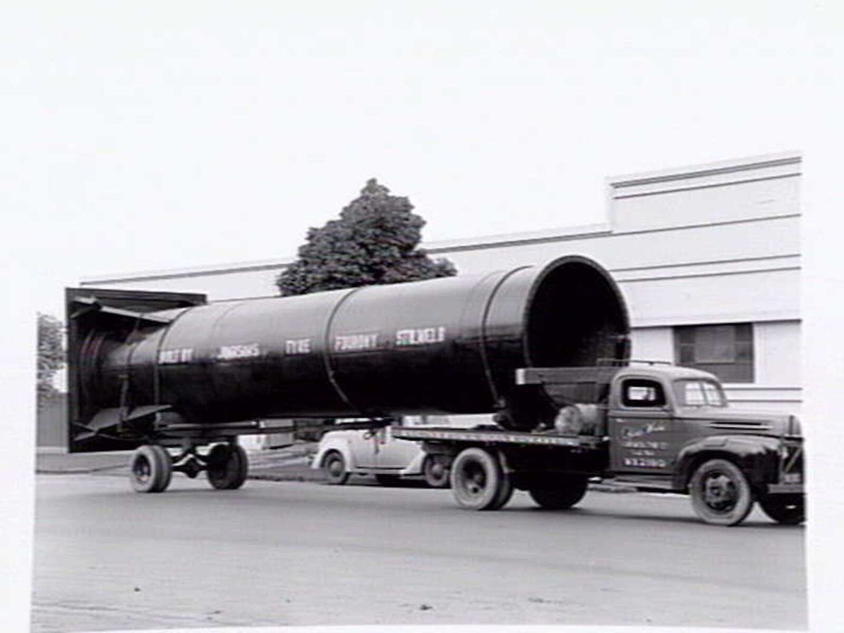 Truck from Johnsons Tyne Foundry, cnr. Lorimer & Tyne St. South Melbourne, carrying piping (1947)