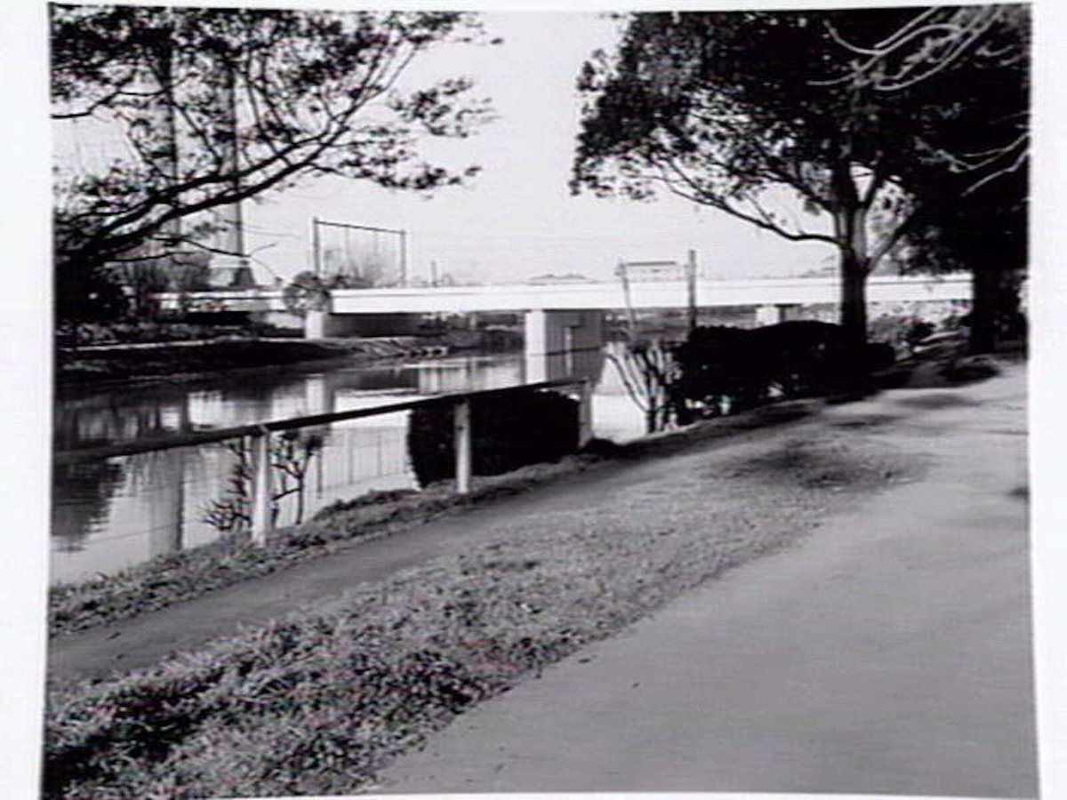 Railway bridge over the Yarra River, between Richmond and South Yarra (1947)