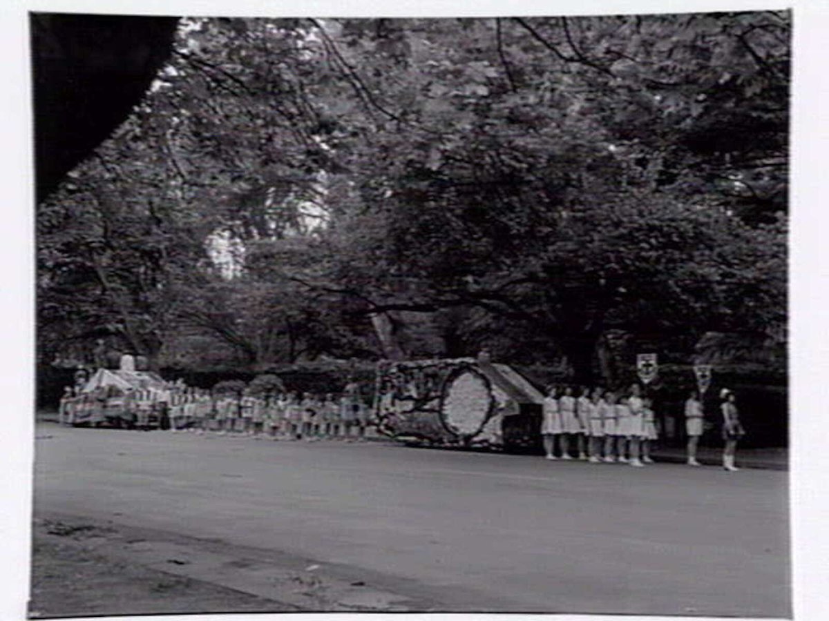 St. Kilda Boys Club and St. Kilda Girls Club floats decorated for a parade, St Kilda (1951)