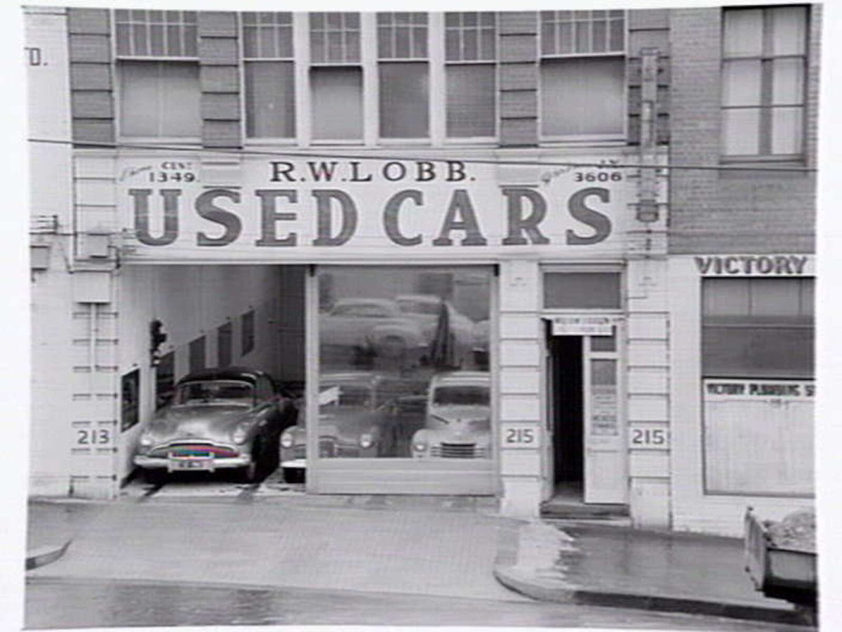 R. W. Lobb, used cars, 213-215 La Trobe Street, Melbourne, Melbourne City (c. 1952)