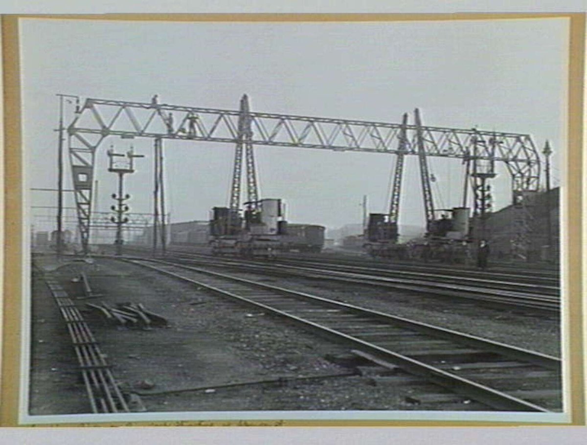 Erecting Girder on Pin Arch Structure at Spencer St. [a closer view than on P. 77], Melbourne City (1914–16)