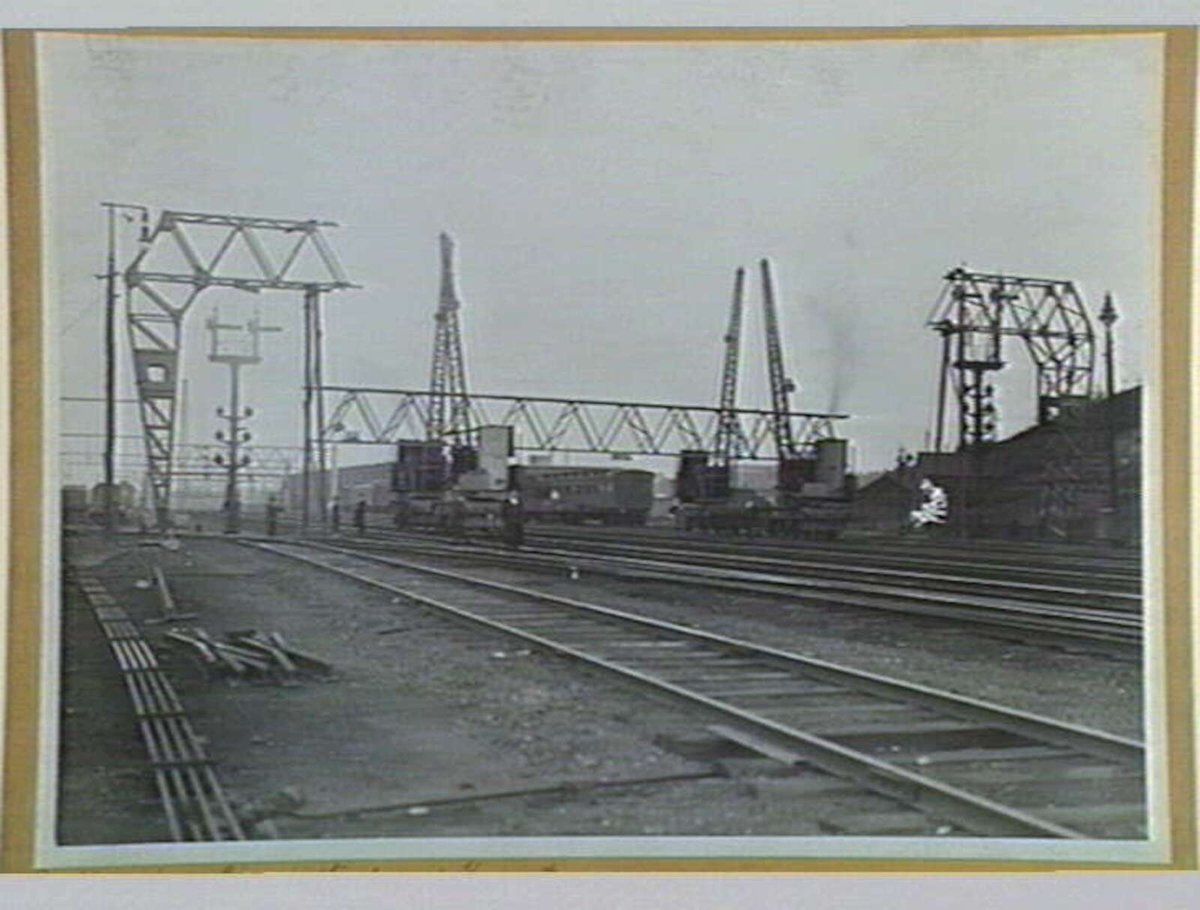 Erecting Girder on Pin Arch Structure at Spencer St. [a closer view than on P. 77], Melbourne City (1914–16)