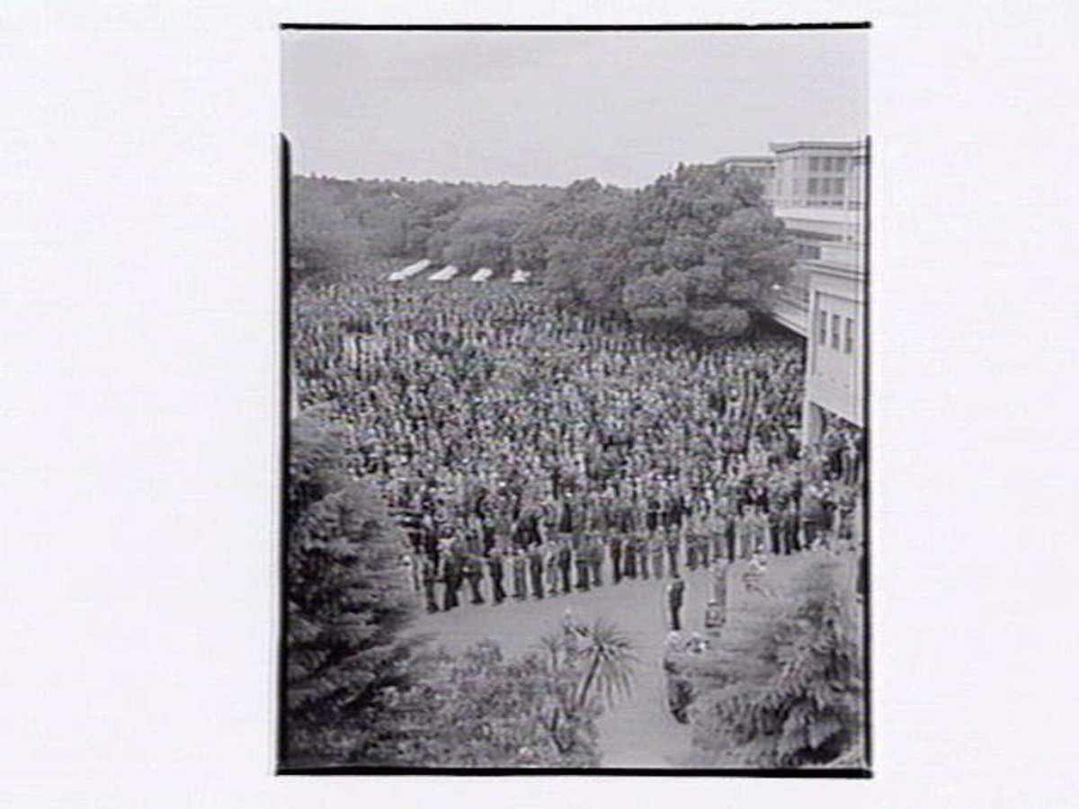 Large crowd at Flemington Racecourse (1949)