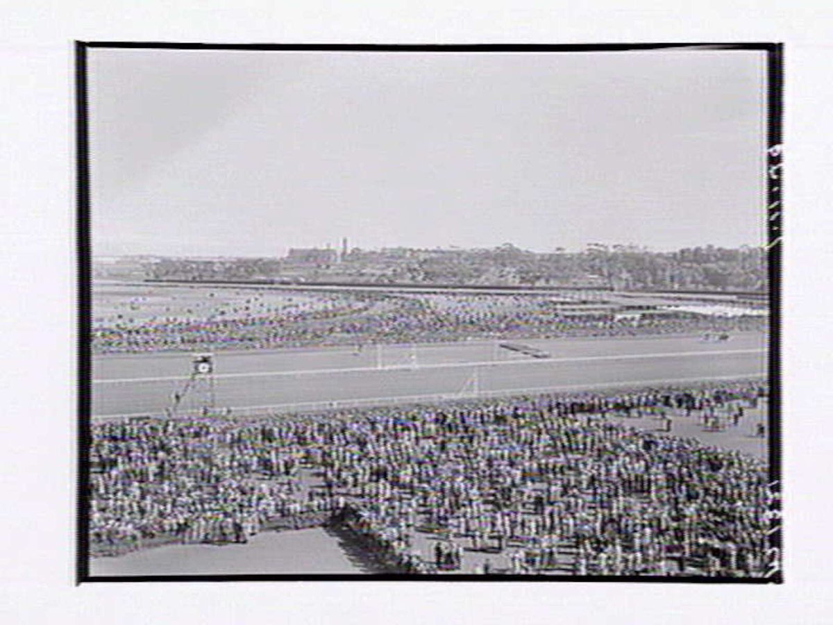 Bird's-eye view of horserace at Flemington Racecourse on Melbourne Cup Day (1949)