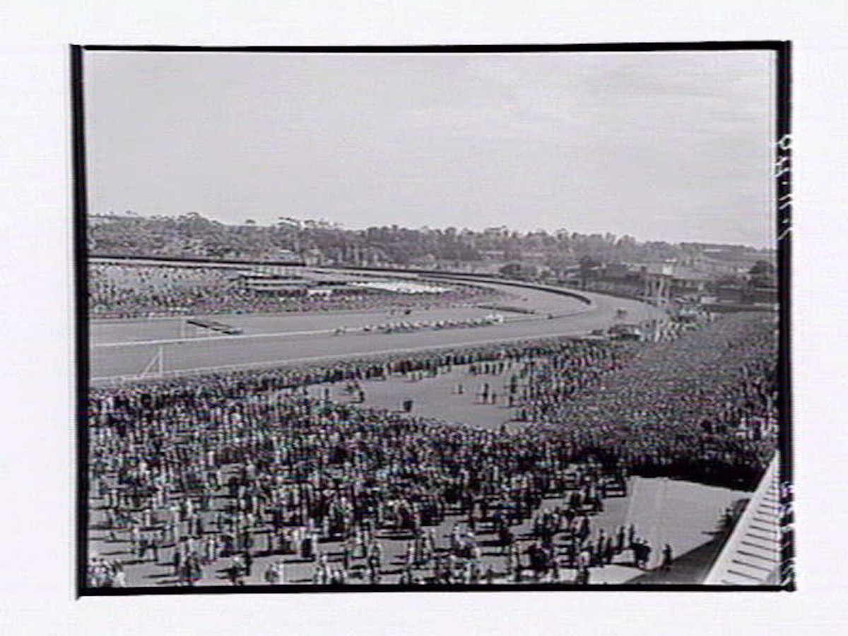 Bird's-eye view of horserace at Flemington Racecourse on Melbourne Cup Day (1949)