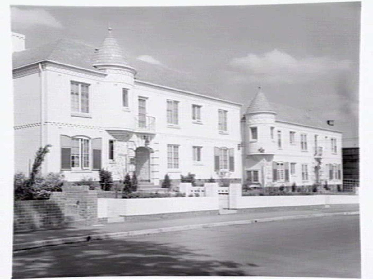 Medlow' apartments showing inner courtyard and exterior from street, Canterbury Road, Toorak, Vic (c. 1941)