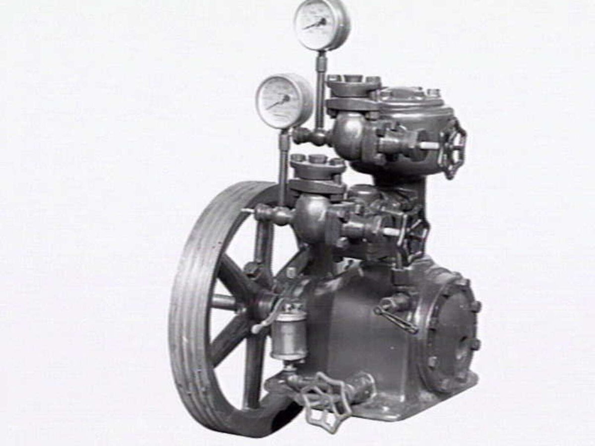 Machines with pipes, valves and pressure gauges, made by Gordon Bros., Engineers, Brunswick (c. 1943)