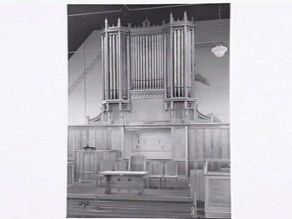 Peace Memorial Pipe Organ at Baptist Church, Footscray, showing pews, pulpit and altar (1949)