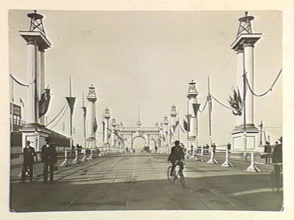 Princes Bridge looking south, Melbourne City (c. 1901)