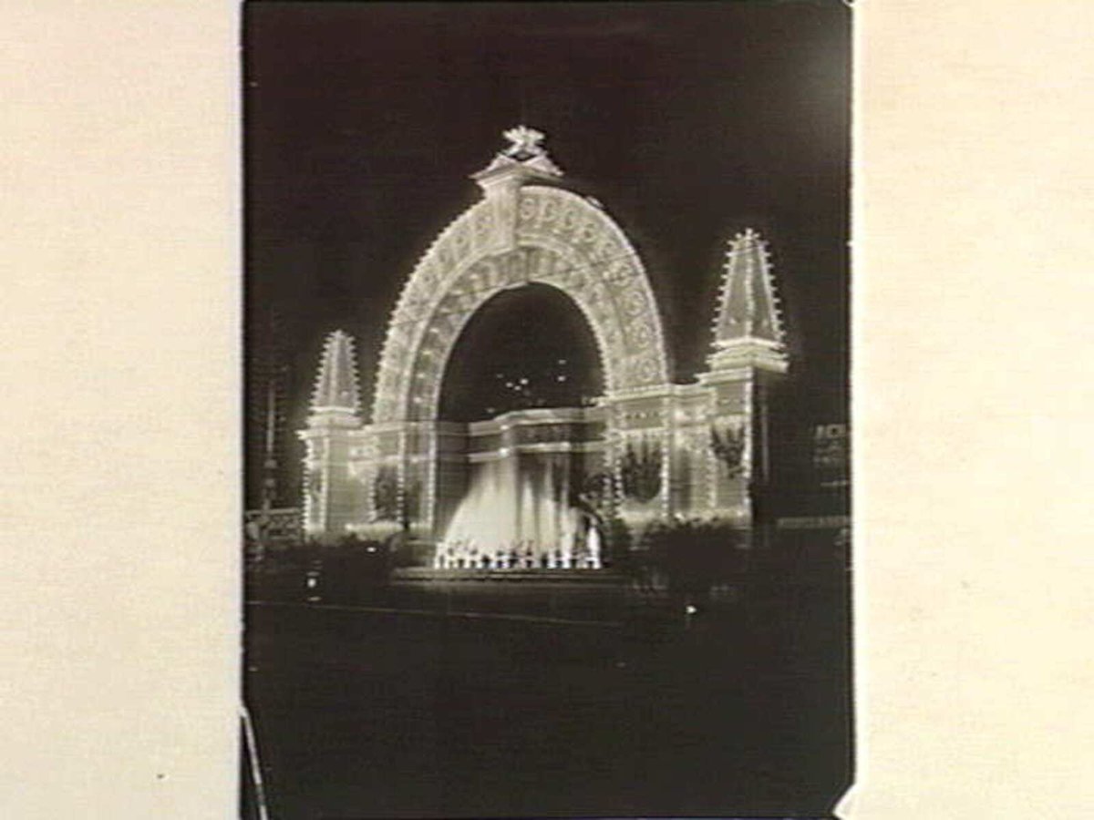 Railway arch in Flinders Street, Melbourne City (c. 1901)