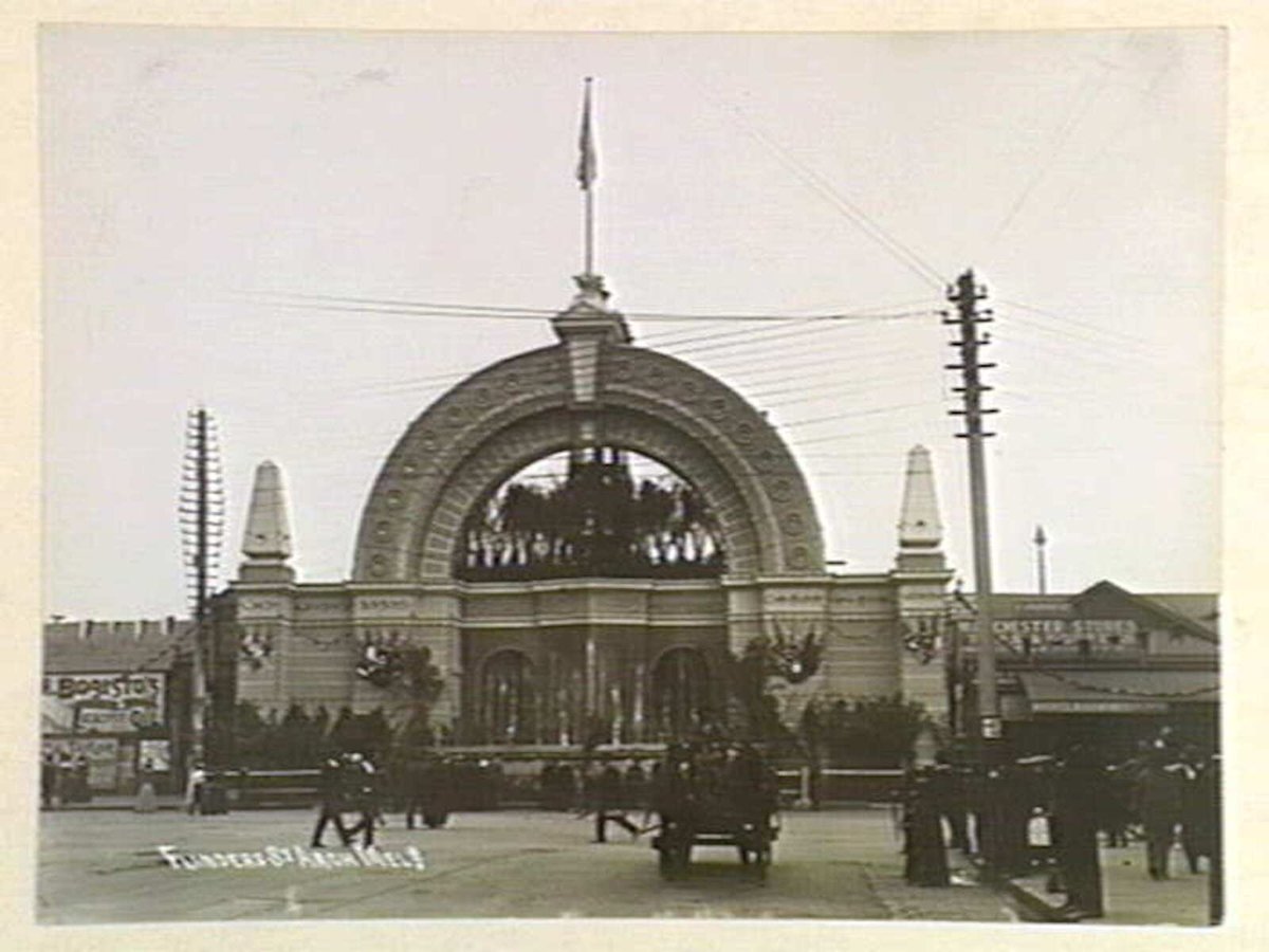 Flinders St. Arch Melb. [i.e. Melbourne], Melbourne City (1939)