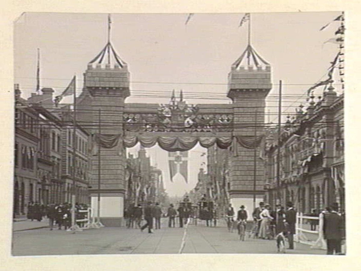 Collins Street, looking east from Queen Street, Melbourne City (1901)
