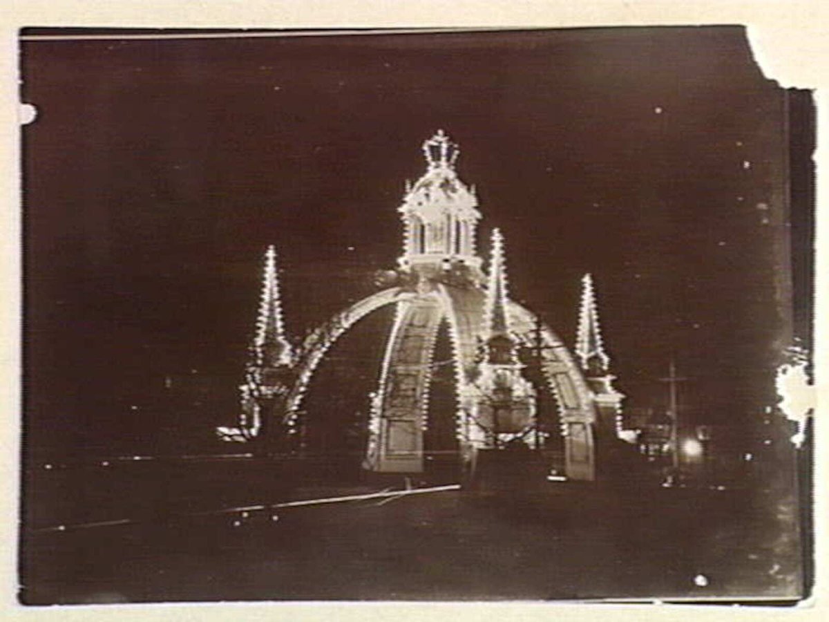 Decorations, corner of Russell and Collins Streets, Melbourne City (c. 1901)