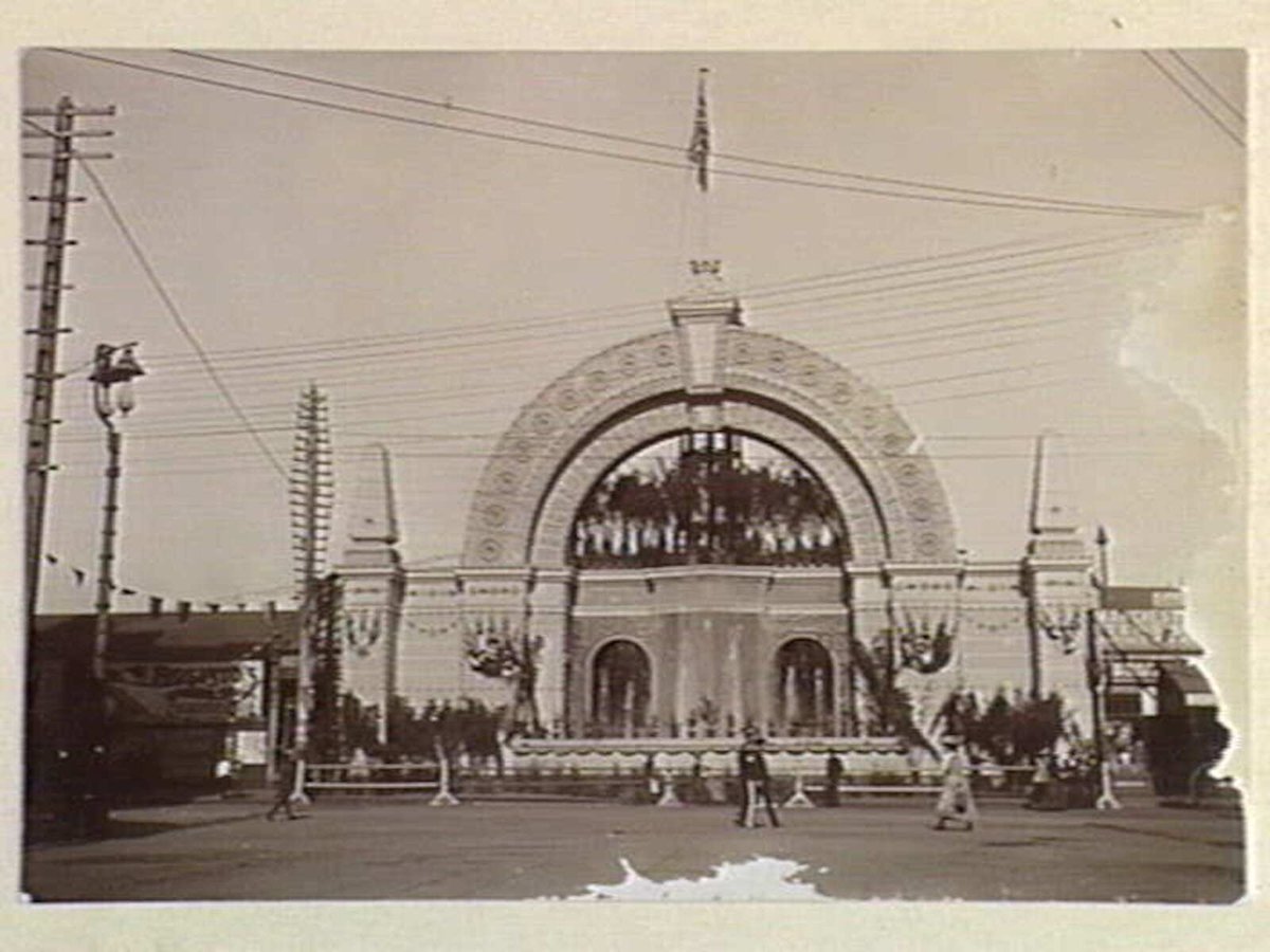 Flinders Street arch, Melbourne City (c. 1901)