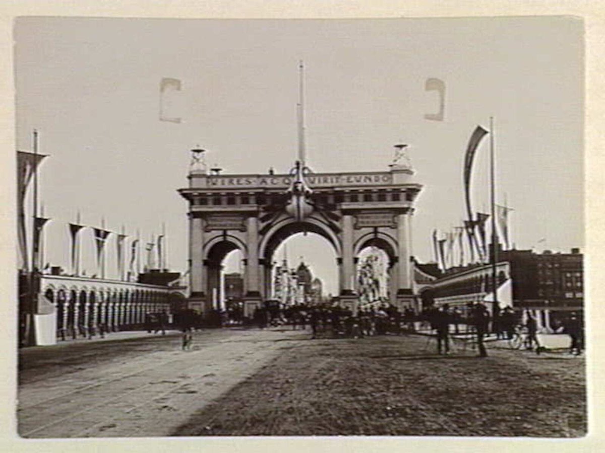 Princes Bridge looking north, Melbourne City (c. 1901)