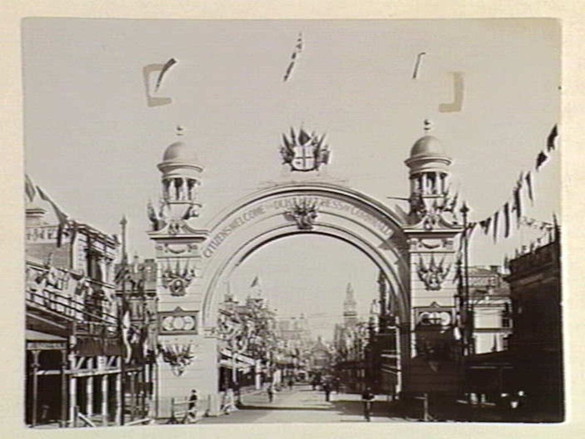 Looking west along Bourke Street, Melbourne City (c. 1901)