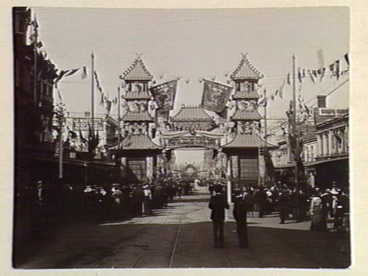 Looking south along Swanston Street, near Lonsdale Street, Melbourne City (c. 1901)