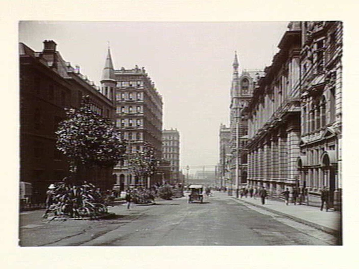 Queen Street looking south showing Prell's Buildings, Melbourne City (1913–14)