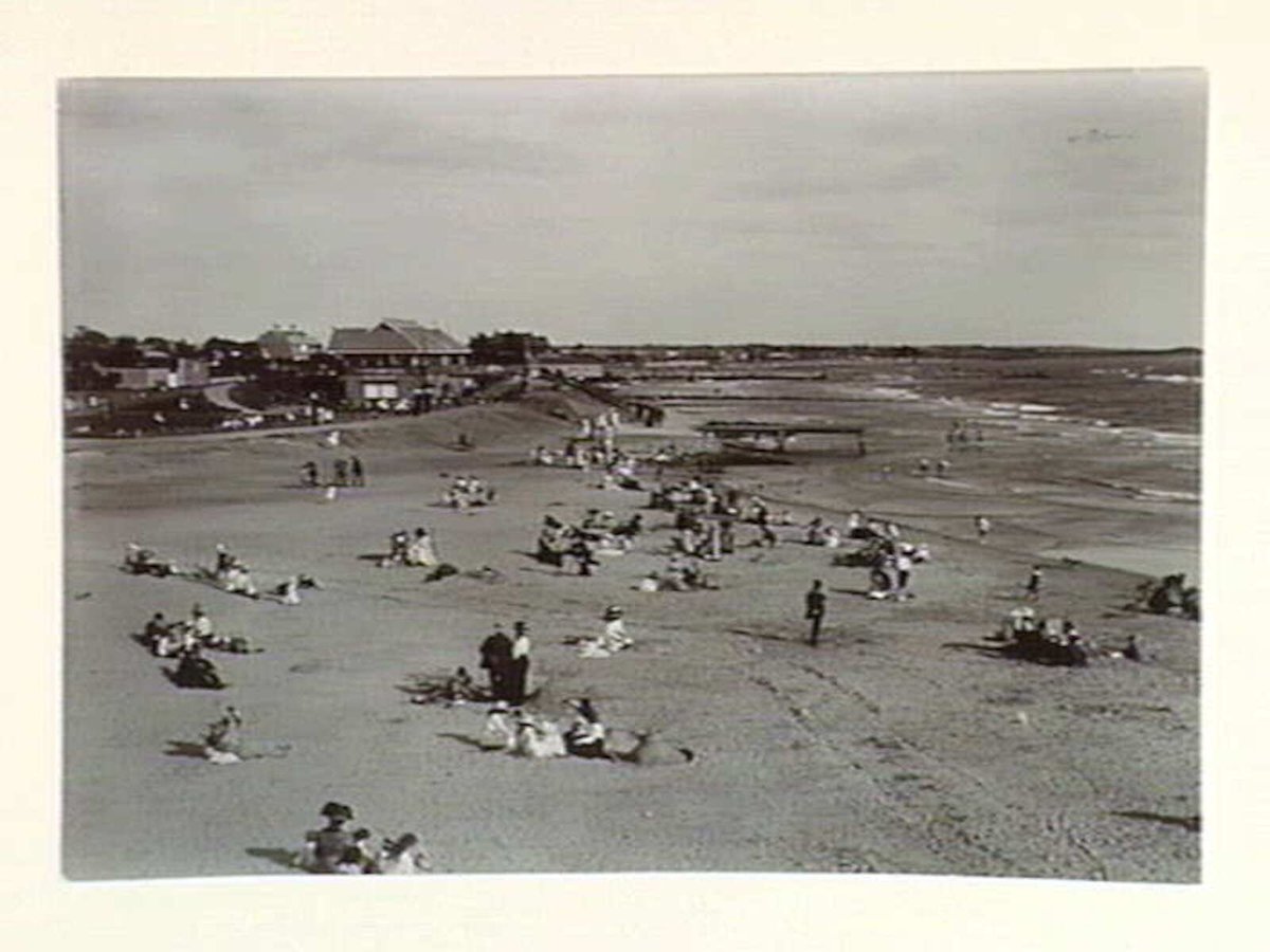 Beach scene, suburban Melbourne (1913–14)