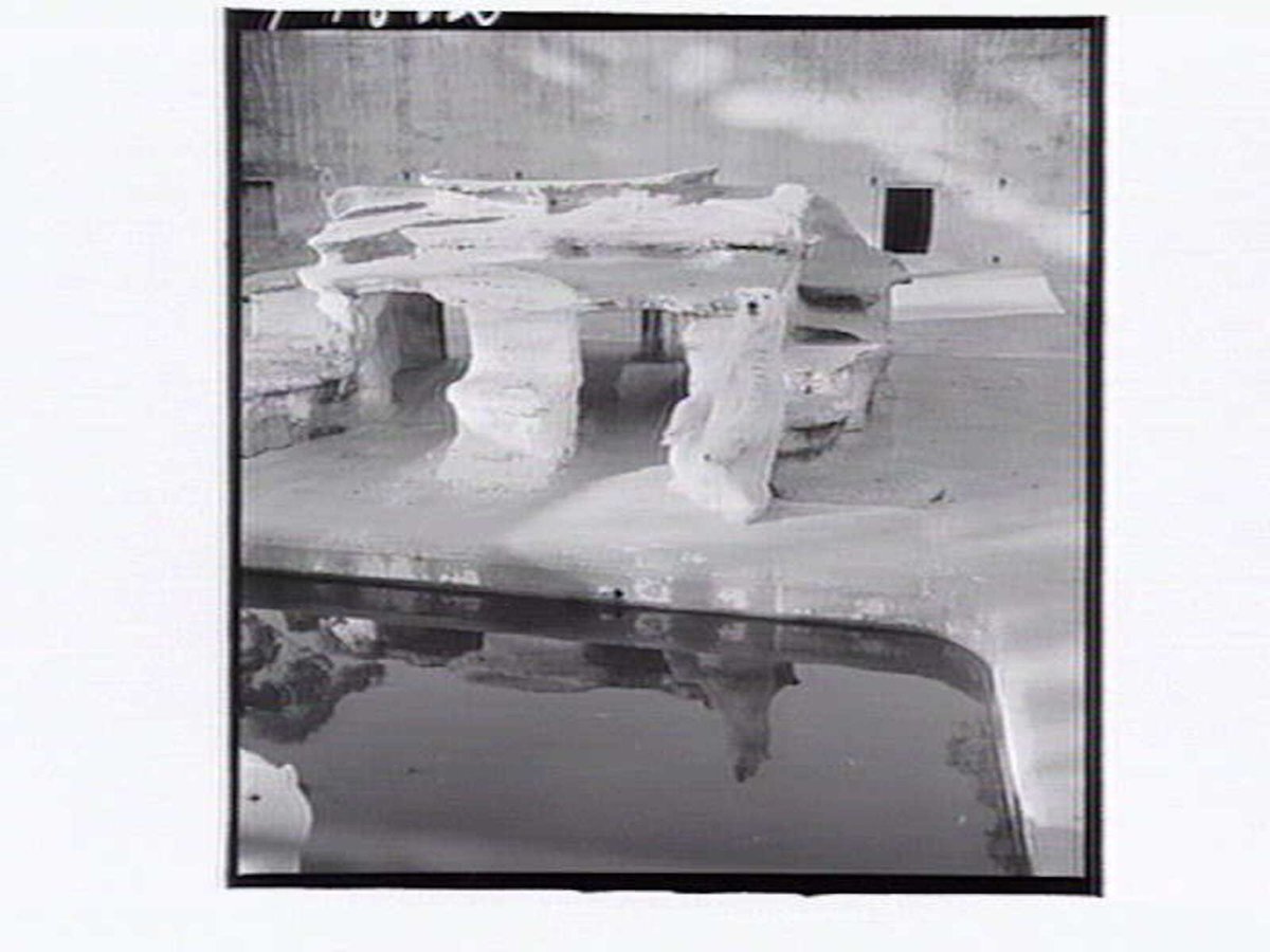 Polar bear enclosure, Melbourne Zoo, Parkville (1953)