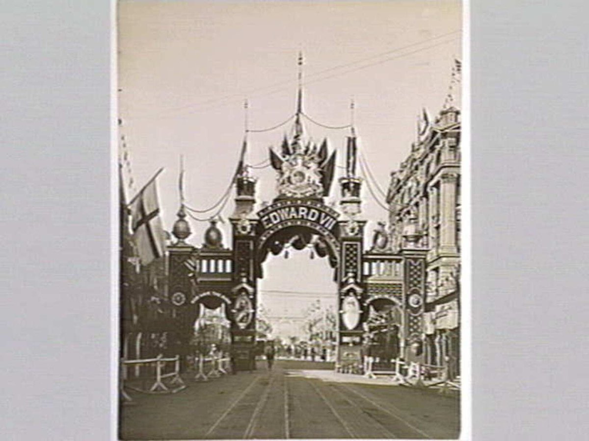 King's Arch, Swanston Street, in honour of the tour of the Duke and Duchess of York and Cornwall, Melbourne City (1901)