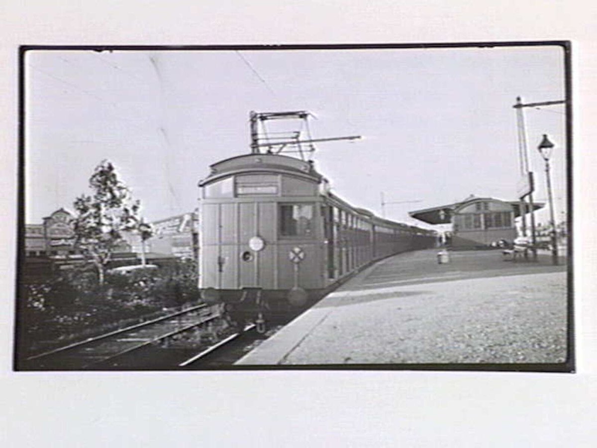 Train stopped at Essendon Railway Station (c. 1918)