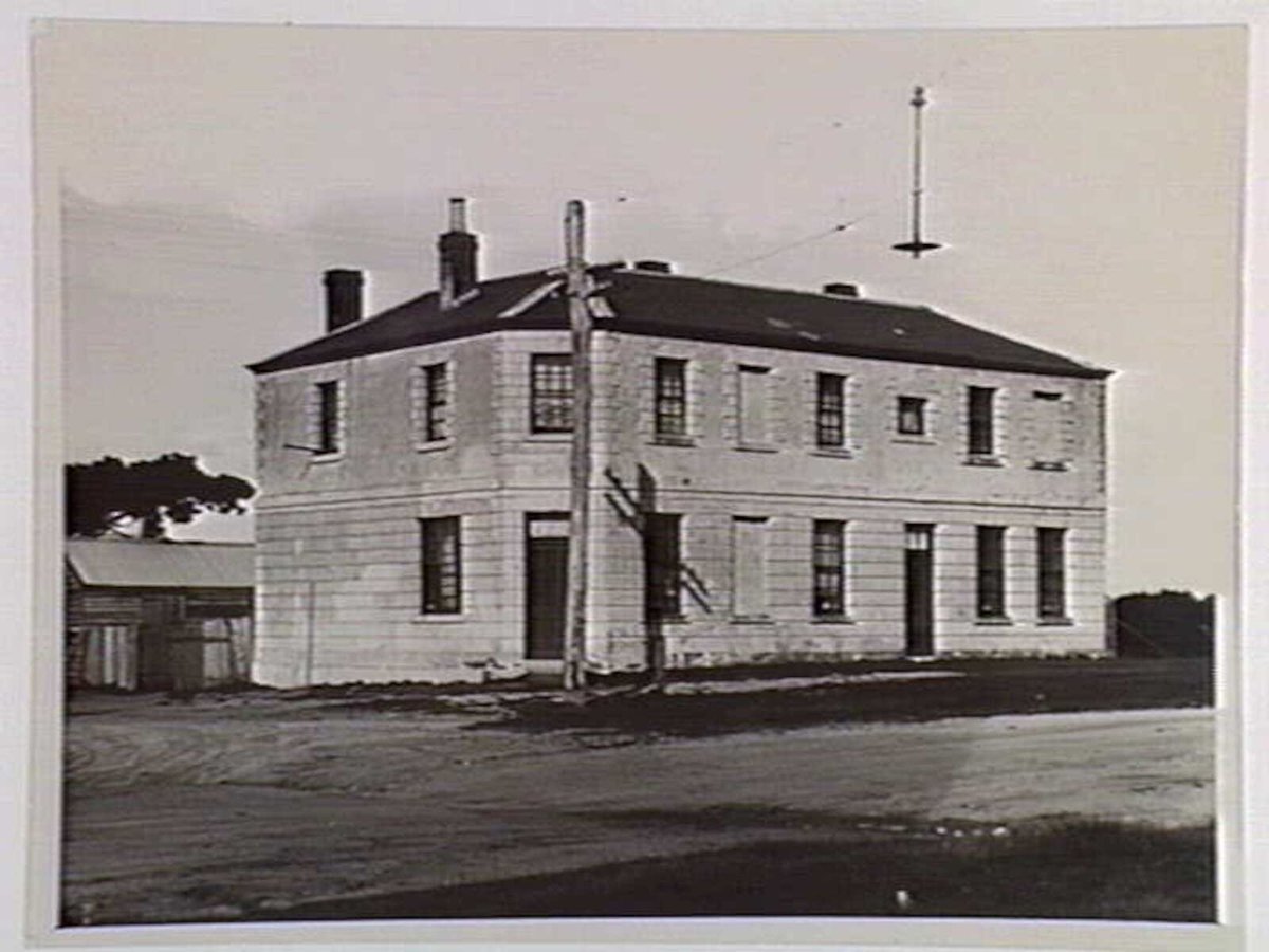The Old Swan Hotel at St. Albans, Geelong, Vic., built about 1884, St Albans (1934)