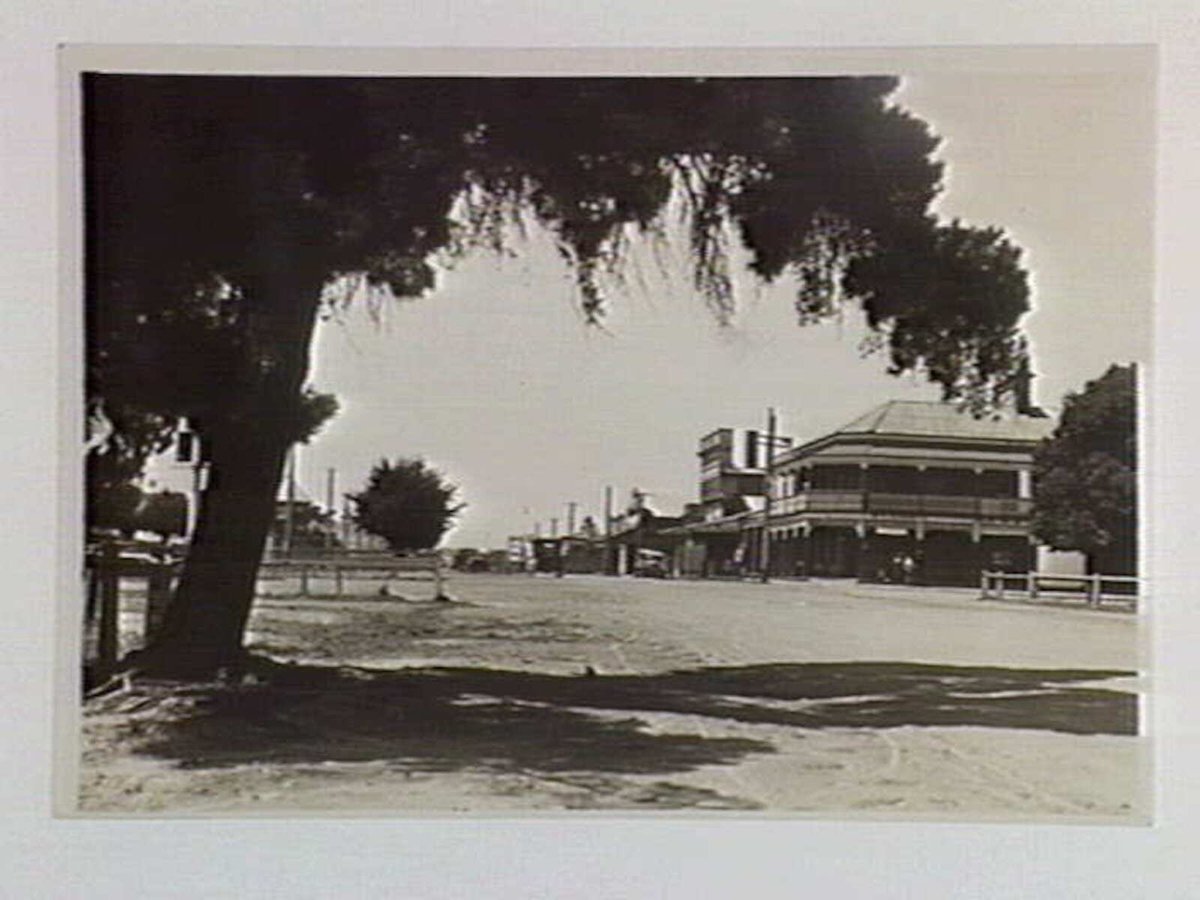 Main Street, Mansfield, facing towards Melbourne (1933)