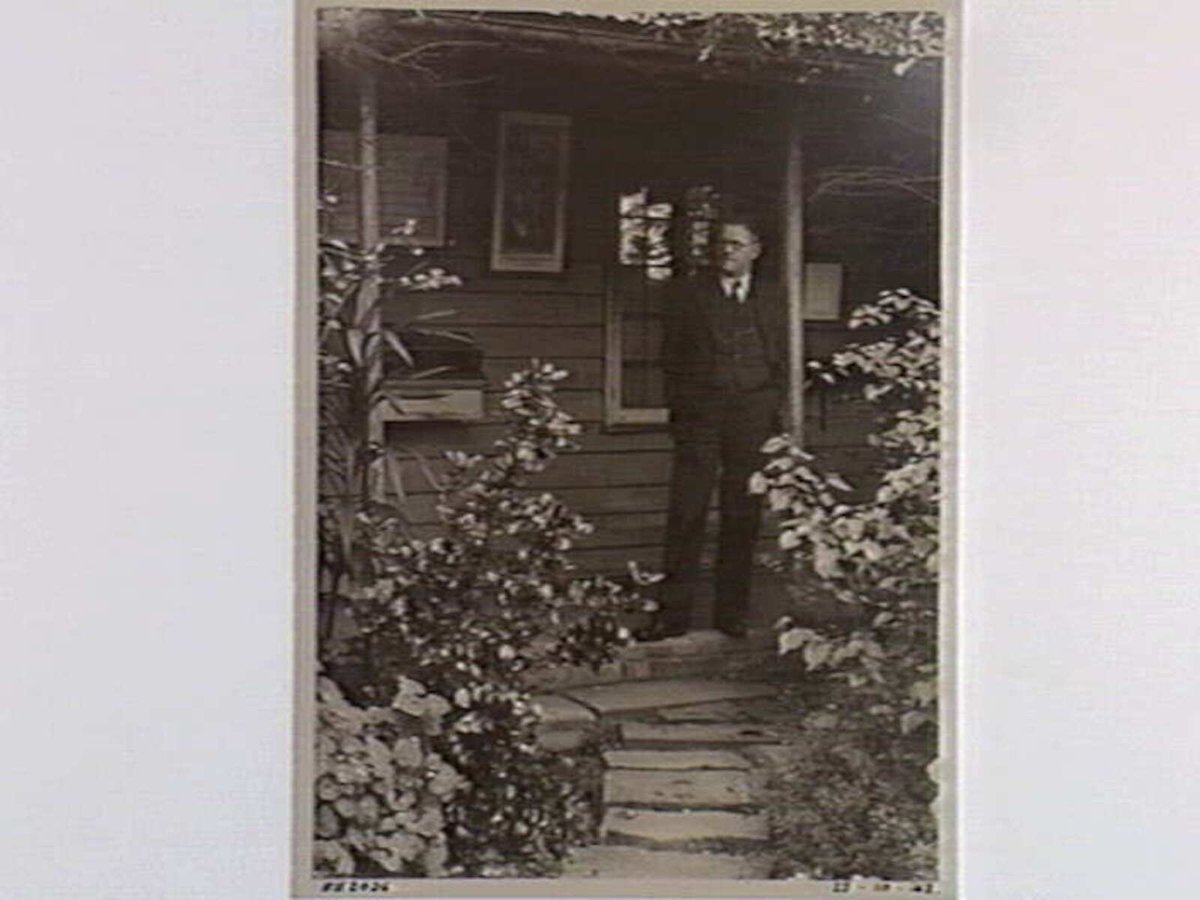 La Trobe's Cottage, Jolimont (1943)