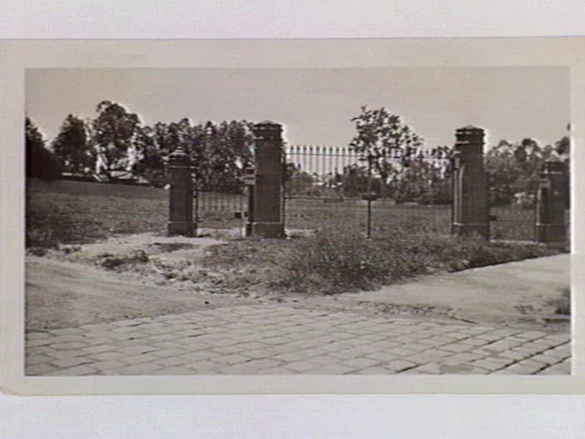 Springthorpe Gates from the Melbourne Hospital, Lonsdale Street, Melbourne City (1935)