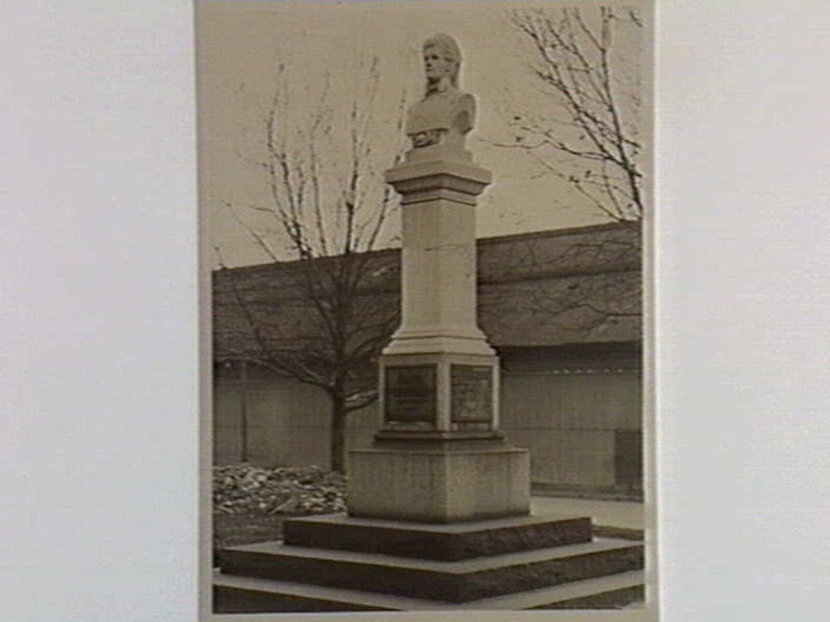 Monument to Edith Cavell, Melbourne (1926–40)