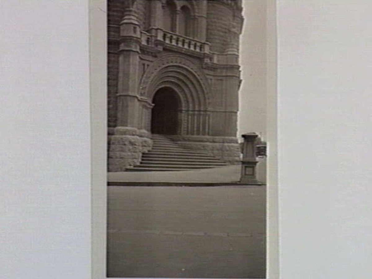 [Entrance to the Melbourne City [Magistrates] Court, cnr. of Latrobe and Russell Streets] (1934)