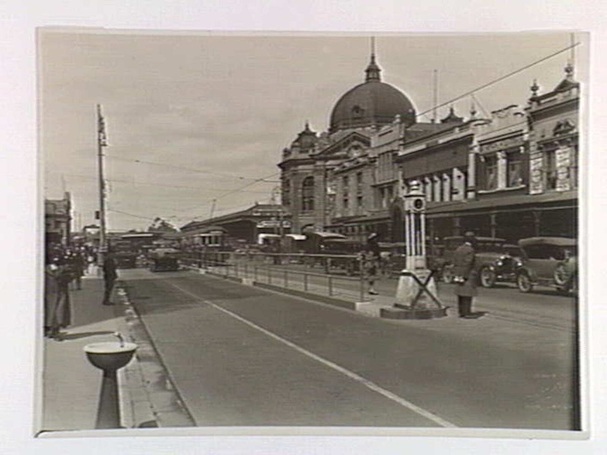 Traffic along Swanston St., near the intersection of Flinders St, Melbourne City (c. 1920)