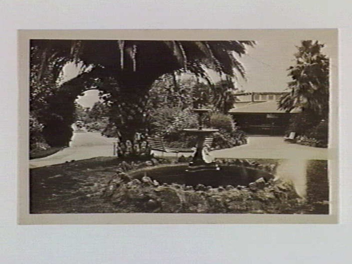 Fountain inside the entrance to the Royal Zoological Gardens, Melbourne, Parkville (1932)