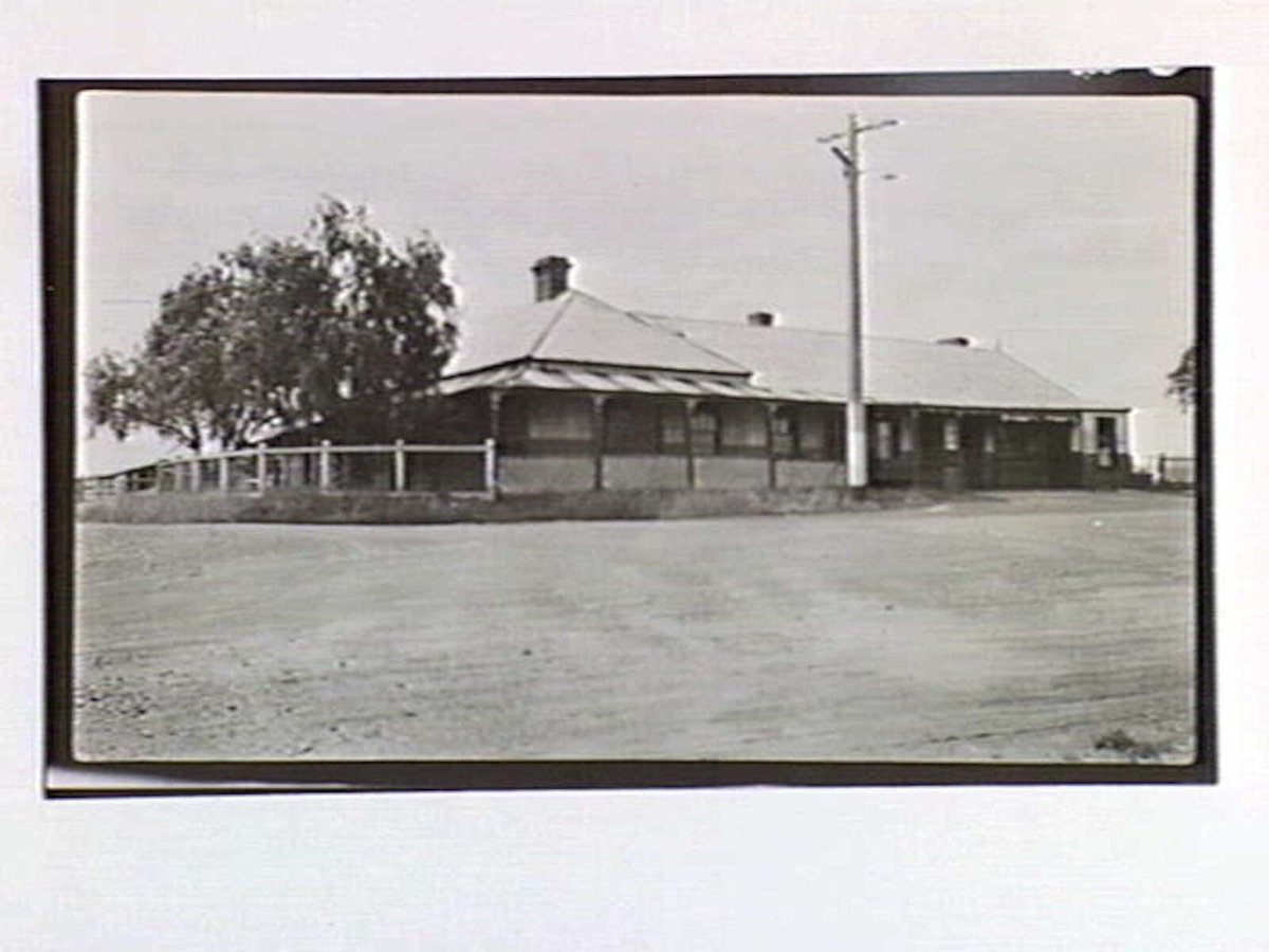Yarra Flats Hotel, between Melbourne and Woods Point, Yarra River (1942)
