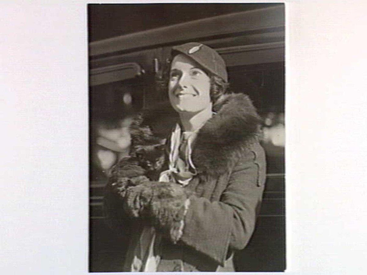 [Jean Battern on her arrival at Spencer Street Railway Station, Melbourne on Monday 11th June 1934], Melbourne City
