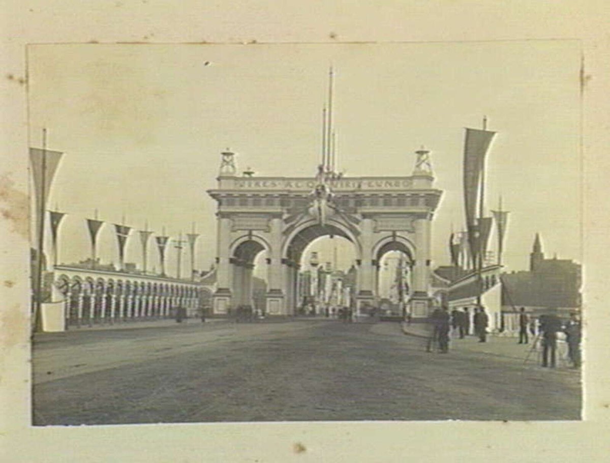 Commemorative arch on the approach to Princes Bridge from the south, Melbourne City (1901)