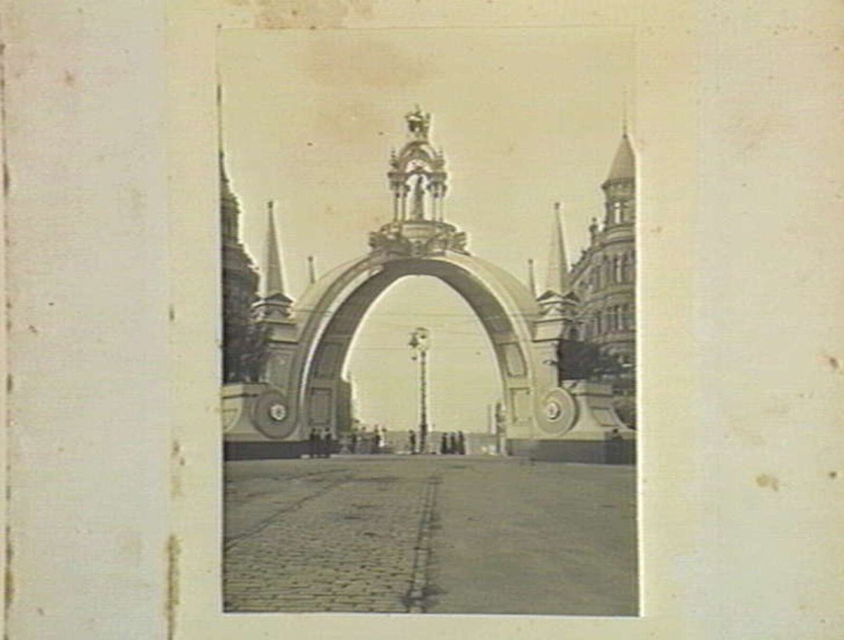 Queen Victoria Arch at intersection of Collins and Russell Streets, Melbourne, Melbourne City (1901)