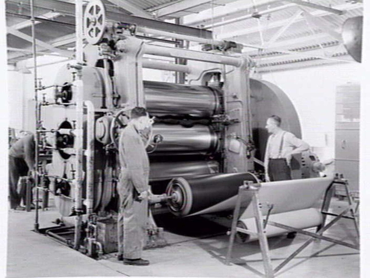 Factory interior, possibly at Hopkins Odlum Pty Ltd, belting manufacturers at 268-270 Geelong Road, West Footscray, Vic (1943?)