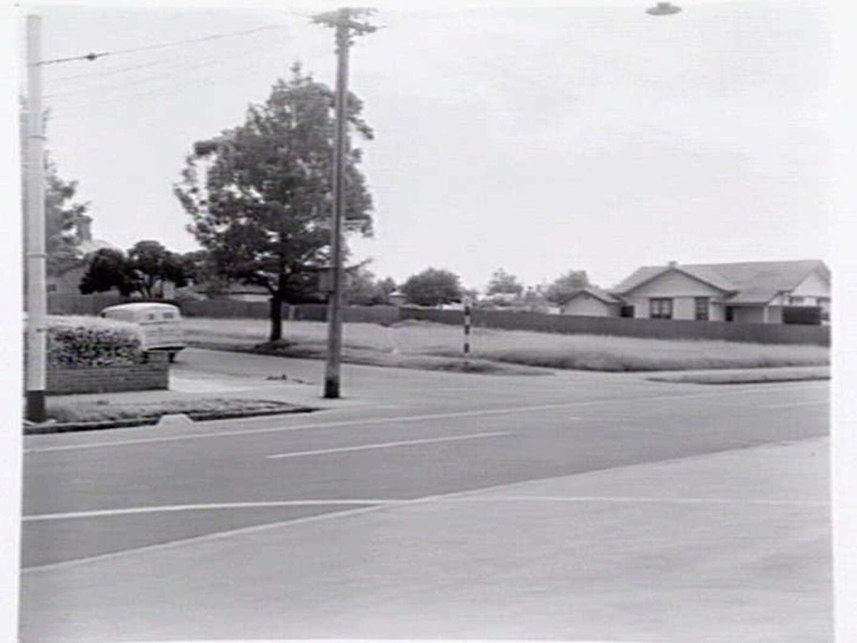Department of Works and Housing, showing sites at the intersection of Lilac Crt., Hawthorn Road and Nepean Highway,Brighton East (1948)