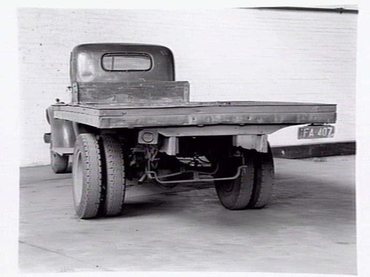 Service trucks belonging to Commercial Steels and Forge Co., North Melbourne (1946?)