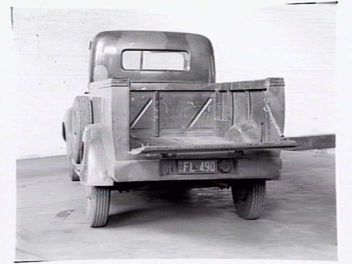 Service trucks belonging to Commercial Steels and Forge Co., North Melbourne (c. 1946)