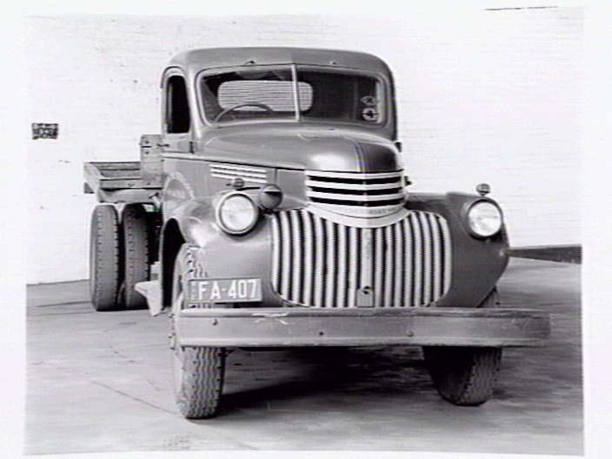 Service trucks belonging to Commercial Steels and Forge Co., North Melbourne (1946?)
