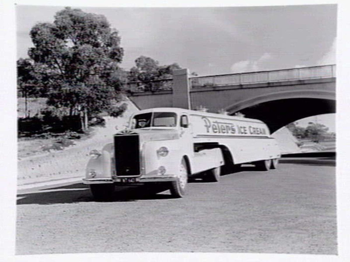 Peters Ice Cream tanker, on The Boulevard, Kew (1949)