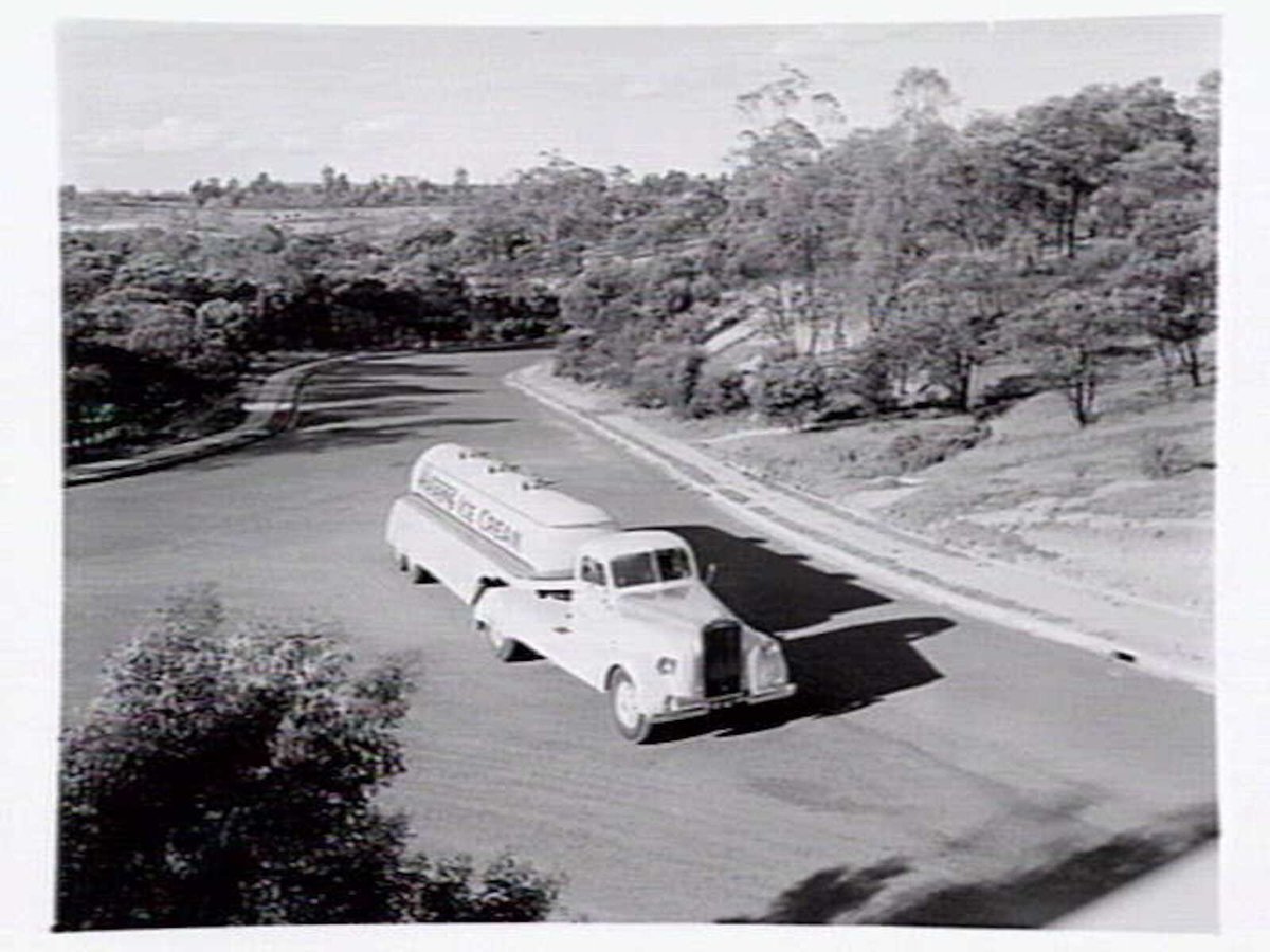 Peters Ice Cream tanker, on The Boulevard, Kew (1949)