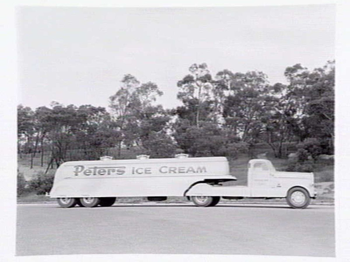 Peters Ice Cream tanker, on The Boulevard, Kew (1949)