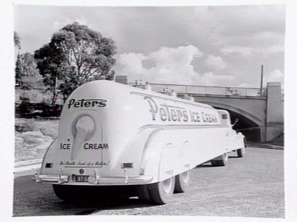 Peters Ice Cream tanker, on The Boulevard, Kew (1949)