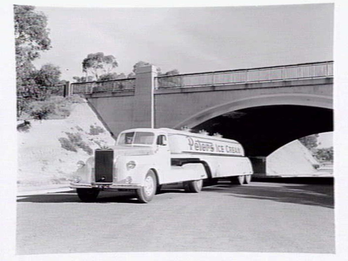 Peters Ice Cream tanker, on The Boulevard, Kew (1949)