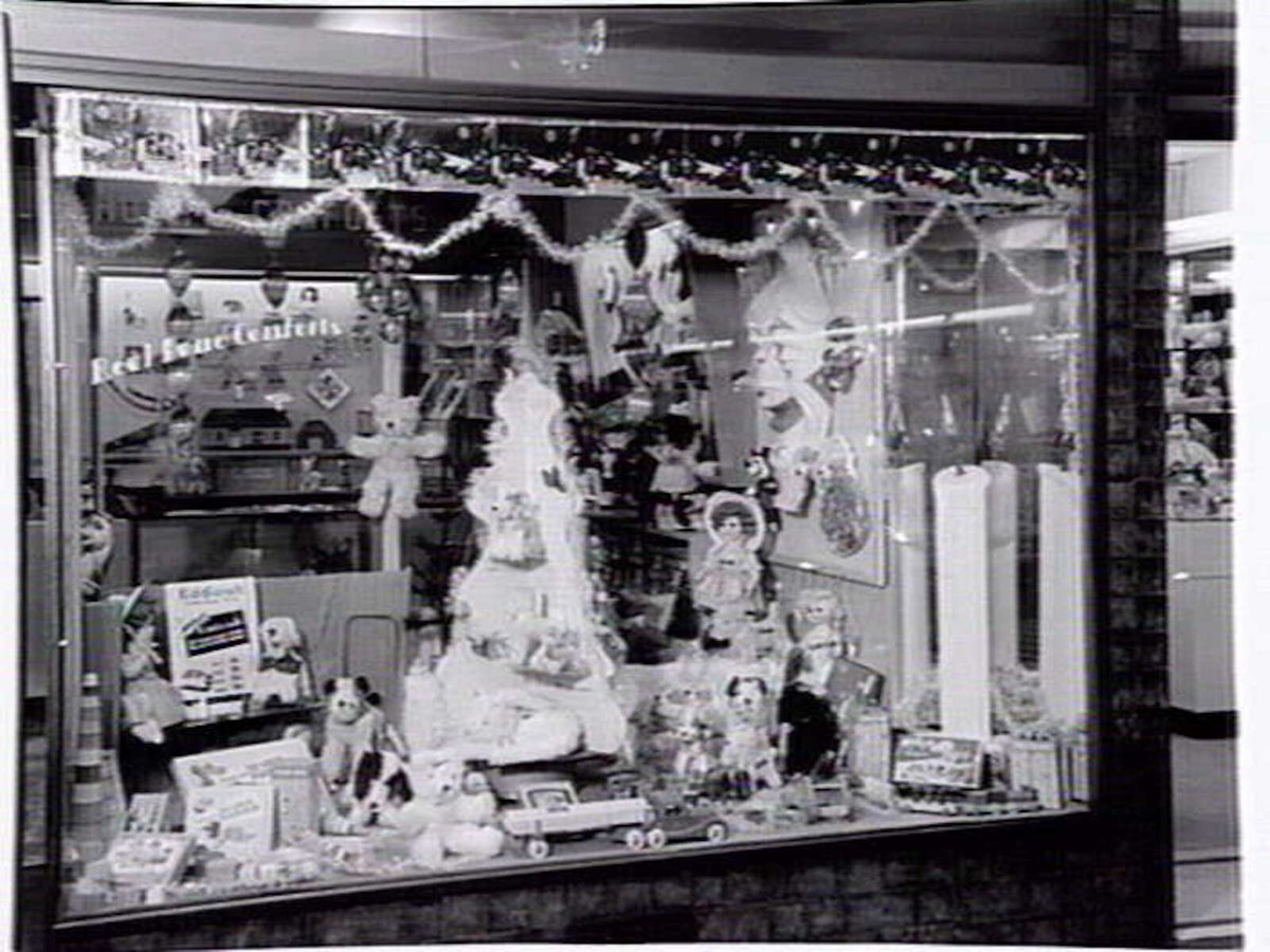 Real Home Comforts, 268 Collins St., window display, Melbourne City (1954)