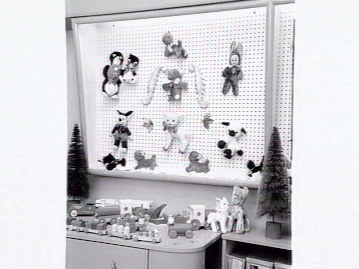 Real Home Comforts, 268 Collins St., window display, Melbourne City (1954)